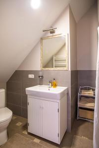奈达Villa Nida的浴室设有白色水槽和镜子