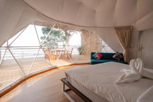 Kampong SeilaRomhaey Kirirom Resort的圆顶帐篷内的卧室 - 带1张床
