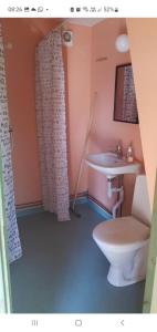 StavsjoStuga med loft 5 bäddar Kolmården Apartements的浴室配有白色卫生间和盥洗盆。