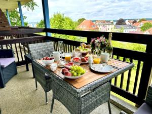 拉博埃Ostsee-Fördeblick的阳台上的桌子上放着一碗水果