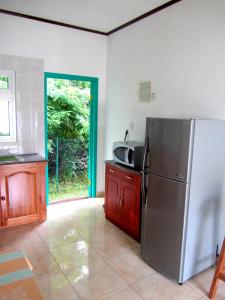 拉迪格岛法盯自助公寓的厨房配有冰箱和微波炉。