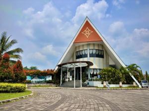 安耶尔Nemuru Villa Ubud Anyer的一座带尖顶的大型建筑