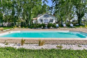 格拉沃松Villa Montel - Havre de paix à Graveson的房屋前有游泳池的房子