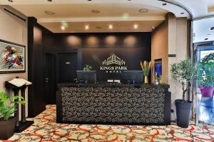 波德戈里察Kings Park Hotel的国王公园酒店带酒吧的大堂