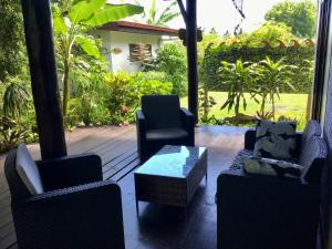 IumaruFaré Anaiti Moorea的庭院配有两把椅子和一张桌子及椅子