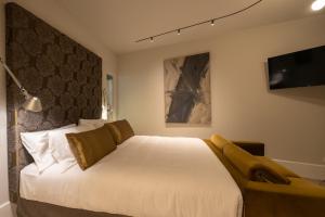 卡尼洛瑞维拉阿兰希奥马洛酒店的卧室配有一张白色大床和电视。