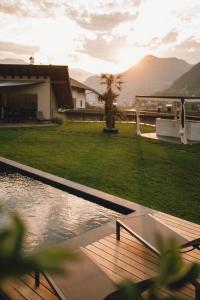 Cornedo all'IsarcoPitzner - Winery & Suites的享有后院的景色,后院设有池塘和房子