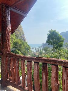 通塞海滩Garden View Resort Tonsai的山景木制阳台