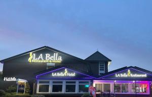 加瑞尔La Bella的一间位于餐厅前面的紫色灯