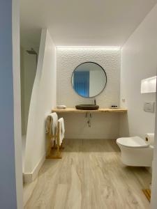 阿利坎特阿拉莫酒店的一间带卫生间和镜子的浴室