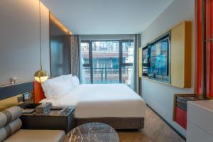 北京M·酒店(北京天安门广场前门地铁站店)的酒店客房设有一张床和一个大窗户