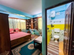 甘托克StayCation Homestay的一间卧室设有一张床和一间浴室。
