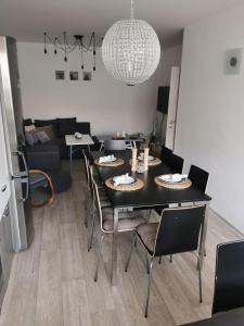 TvrdoniceUbytování v soukromí u Jarušky na Moravě的一间用餐室,配有黑色的桌子和椅子