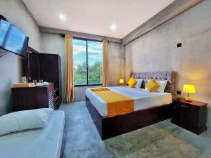 丹不拉Catch Up Dambulla的酒店客房设有一张床和一个大窗户