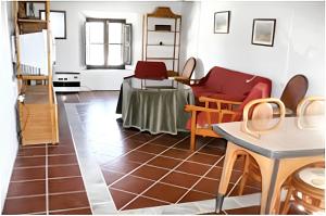 洛哈4 bedrooms villa with private pool and furnished terrace at Loja的客厅配有红色椅子和桌子