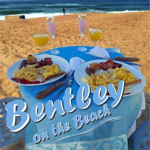 德班海滩宾利旅馆的海滩上一张桌子,上面放着两盘食物