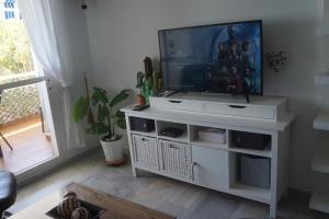 阿尔姆尼卡Txistu HOME, Almuñécar Beach的一间客厅,客厅内配有一台电视,位于白色娱乐中心