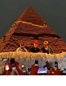开罗Falcon pyramids inn的一群人拍金字塔的照片