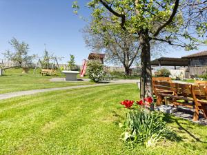 博登湖畔克雷斯波洛Ferienhof Lang的草上种着长凳和花的公园