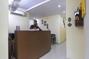 新德里Hotel Mannat at Paschim Vihar的一位在前台打电话的人