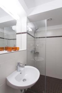 巴贝Strandvilla Baabe 20 ABENDROT的白色的浴室设有水槽和淋浴。