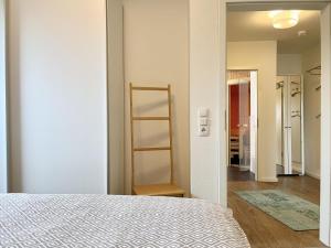 克伦胡森Kirschgarten 3的一间卧室配有一张床,另一间卧室配有梯子