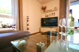 达默Dahmer Strand 8 - OCEAN TIME的客厅配有玻璃桌和电视