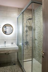 莫诺登德里Βερβερίτσα的带淋浴和盥洗盆的浴室