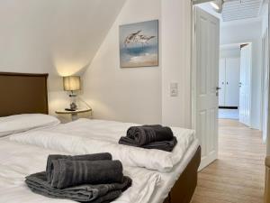 OesterdeichstrichDeichquartier的一间卧室配有两张带毛巾的床
