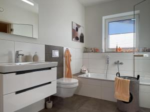 HeringhausenDiemelblick 18的白色的浴室设有水槽和卫生间。