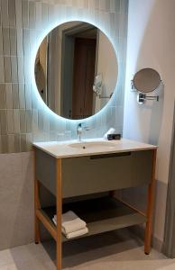 戈尔韦门罗公园酒店的一间带水槽和镜子的浴室
