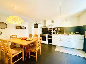 皮奥塔Michels Haus的厨房配有木桌和椅子