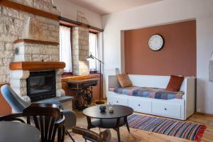 莫诺登德里Βερβερίτσα的带沙发和壁炉的客厅