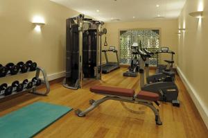 尚蒂伊奥伯格杜迪鲍米酒店的一间健身房,里面配有数台跑步机和机器