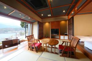 富士河口湖拉库玉旅馆的配有一张床和一张桌子及椅子的房间