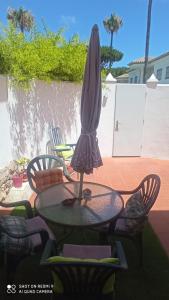 诺沃桑克蒂佩特里Apartamento Ambar的放在桌子顶上的雨伞
