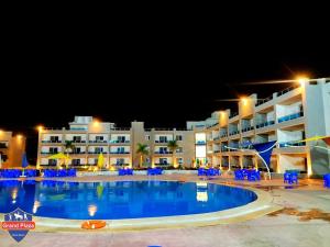 Qaryat ash ShamālīGrand Plaza 6 Octobar的酒店前方的大型游泳池