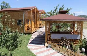 GökçeŞahan Bungalov的庭院内带凉亭的木屋