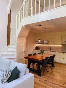 斯内克Appartement Boothuis的厨房以及带桌子和楼梯的用餐室。