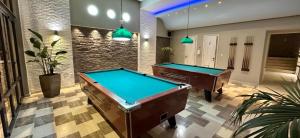 卡尔扎迈纳Argiri Resort Hotel & Apartments的台球室,内设两张台球桌