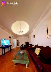DjerbaDar hayat的客厅配有沙发和桌子
