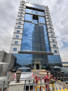 利雅德Celin Home Alsahafa - Riyadh City View的前面有停车位的建筑