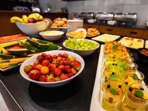 奥普尔奥波莱美居酒店的自助餐,包括桌上的水果碗