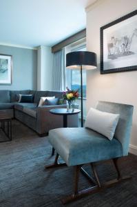 丹佛凯悦丹佛科罗拉多会议中心酒店的客厅配有沙发、椅子和桌子