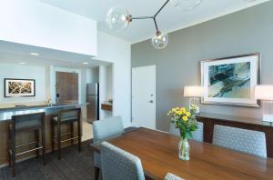 丹佛凯悦丹佛科罗拉多会议中心酒店的厨房以及带桌椅的用餐室。