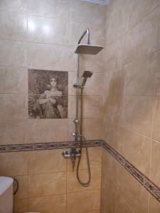 瓦尔纳Aпартамент 5的浴室设有淋浴,上面有一张女人的照片