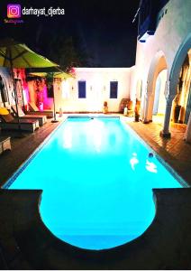 DjerbaDar hayat的游泳池在晚上点亮,灯光蓝色