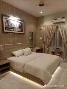 卡拉奇Sunset BnB的卧室配有一张白色大床和一张书桌