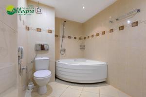 金沙Hotel Allegra Balneo & SPA的浴室配有白色浴缸和卫生间。