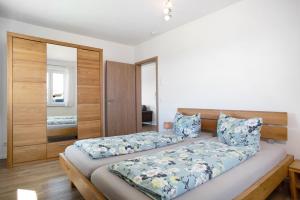博登湖畔克雷斯波洛Ferienhof Lang的一间卧室配有两张床和镜子
